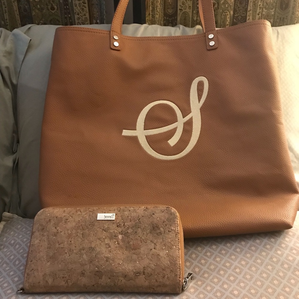31 About Town Tote and Wallet Set